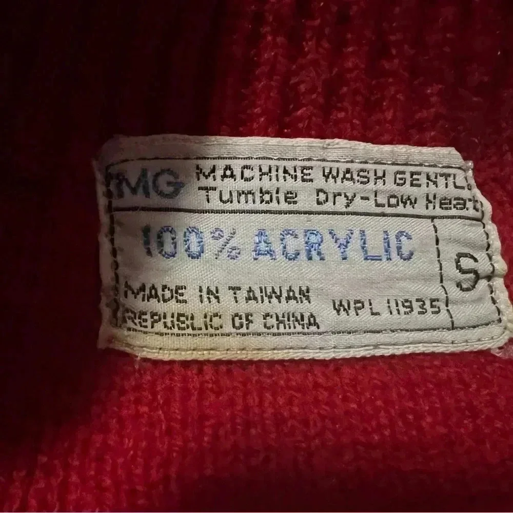 Vintage Sweater in red and white size small - Picture 7 of 9